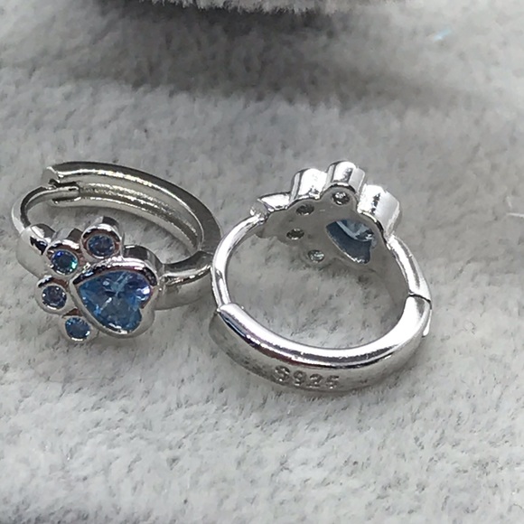 🌟 Sterling Silver Paw 🐾 Huggie Hoop Earrings - Picture 3 of 4